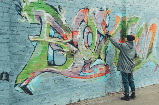 街头艺术家在墙上<strong>画</strong>彩色涂鸦
