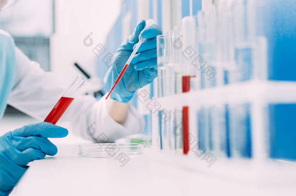 在实验室里做血液检测的女科学家的裁剪观点