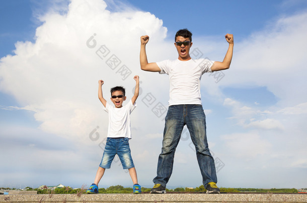  父亲和儿子站和<strong>举手</strong>πατέρας και γιος μόνιμης και αυξάνοντας τα χέρια  
