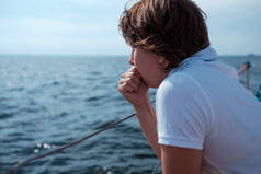 年轻女子患有晕船在度假期间在船上