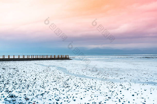 中国青海的卡卡盐湖，中国青海的察卡盐湖。青海的查卡盐湖充满了奇幻的风景