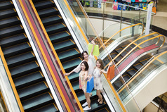 快乐年轻的女子，在购物商场自动扶梯