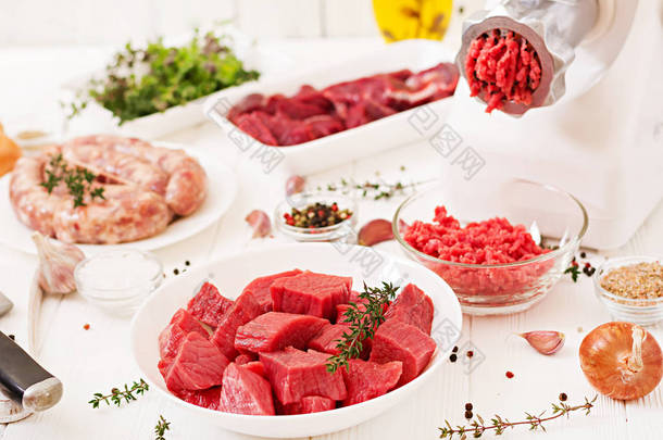 切碎生肉和自制香肠的盘子在桌上, 准备 forcemeat 的过程的概念  