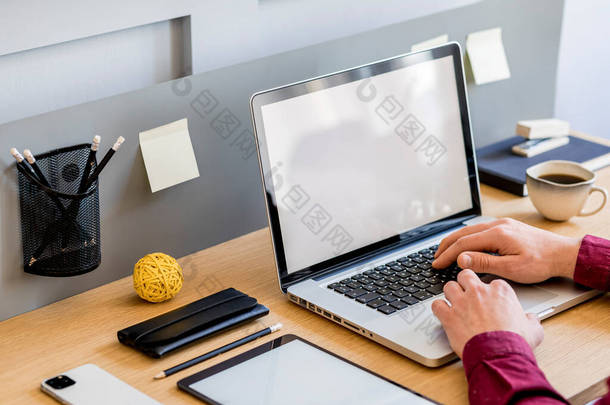 写字楼和平板电脑显示屏、办公用品、咖啡杯和办公室私人<strong>配件</strong>的时尚家庭写字楼组成.