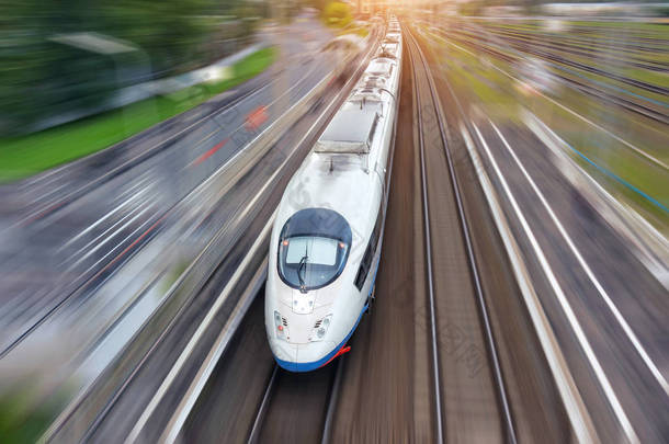 铁路行驶高速快速列车旅客列车机车运动模糊效果在城市，顶鸟从上面.