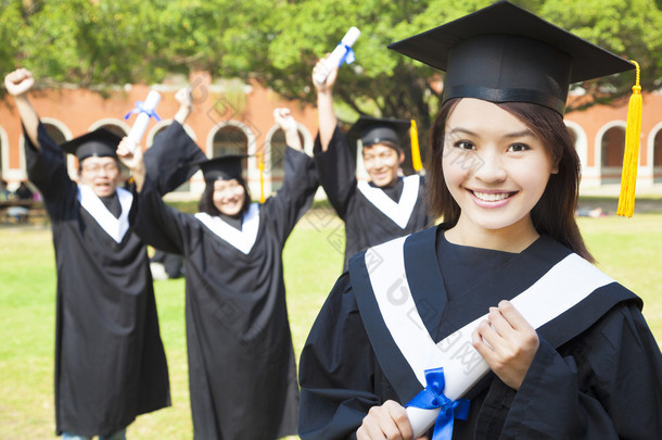 大学<strong>毕业</strong>生与快乐的同学