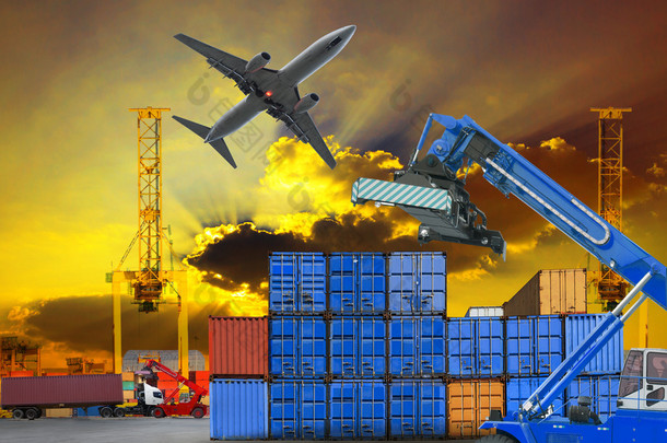 平面货物用于运输行业业务和交易服务产业的港口货运集装箱和港口船舶院子里的现场物流服务卡车、 陆运和空运