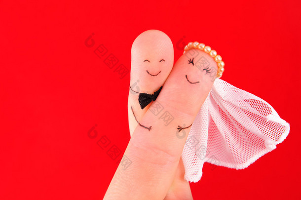 只是已婚的夫妇-新婚夫妇绘了在手指对红 b