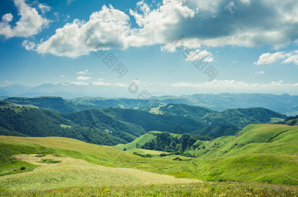 夏山绿草蓝天风景