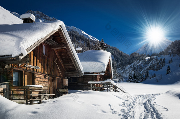 冬季滑雪的小木屋和小木屋里山雪景