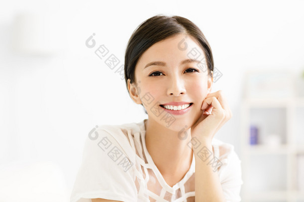 <strong>年轻</strong>的亚洲女人面带微笑的特写