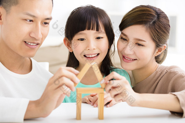 幸福的家庭，玩过的玩具积木
