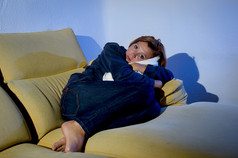 该名女子躺在沙发上的枕头垫在压力和抑郁