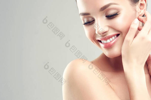 <strong>美丽</strong>的年轻妇女与干净的新鲜皮肤。女孩美容脸护理。面部护理 .