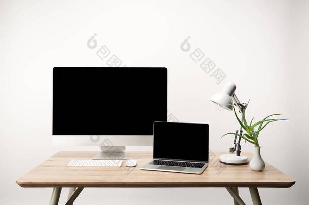 <strong>工作</strong>场所, 带灯、台式电脑和笔记本电脑, 在白色上隔离复制空间