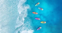 来自空中的船。土耳其海鸟图。阳光明媚的日子里, 夏季海景与清澈的水。从无人机上可以看到船只的顶视图。来自空气的夏季海景。旅行-图片