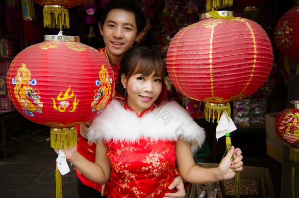 可爱的夫妻与中国西装红纸中国灯笼