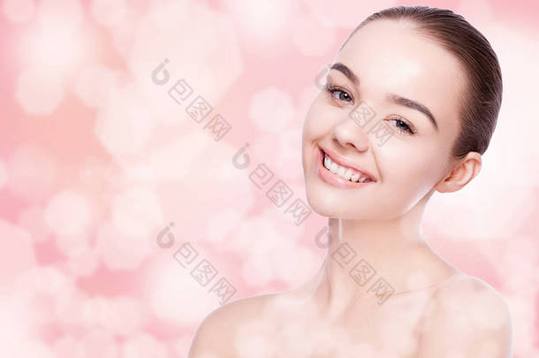 美丽的女人，可爱的笑容自然妆水疗
