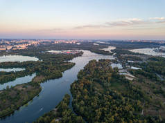 空中风景。黄昏时第聂伯河和基辅市.
