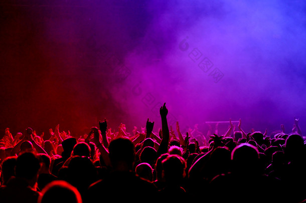 红、 粉红、 蓝灯及音乐会的人群
