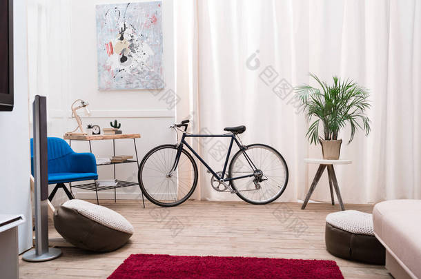 自行车站在靠近窗户的起居室里