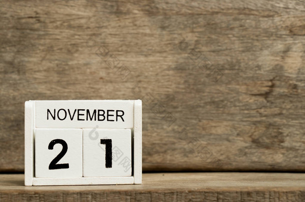 白色方块式日历当前日期21和月11月在木背景