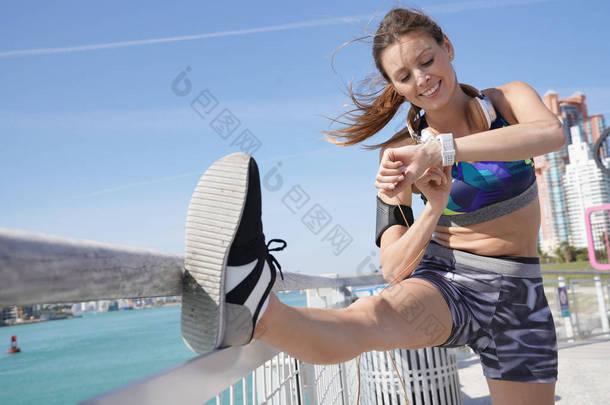 健身女孩运动后伸展, 迈阿密南海滩码头