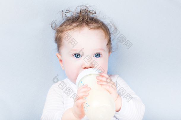 可爱的<strong>小宝宝</strong>喝牛奶
