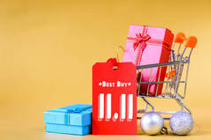 中国11.11 单天销售理念。软焦点迷你购物车和带标签标签的礼品盒.