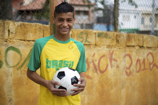 微笑与足球足球球的巴西青少年站
