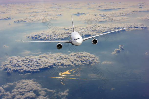 飞机飞过云端。交通旅游概念
