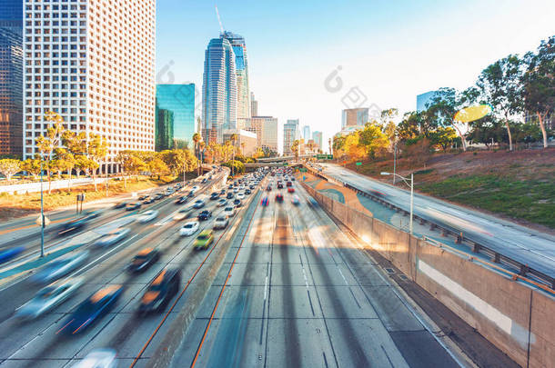 洛杉矶公路交通高峰的视图