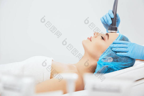 女人躺在美容诊所