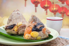 粽子是传统的中国食品的糯米饭塞满不同馅料和裹着竹或芦苇叶。他们是由蒸或煮熟.