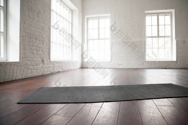 空白色空间，工作室，瑜伽垫在地板上