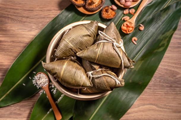 宗子，蒸饭饺子放在木桌竹叶上，端午节食物，闭合，复制空间，顶视图，平铺