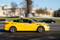 黄色出租汽车在城市街道行动
