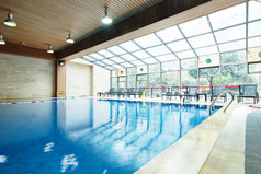 设计的现代健身房游泳池