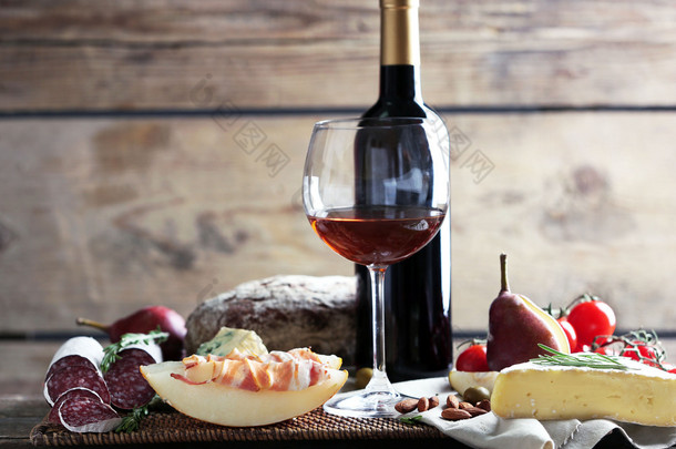 静物与各种类型的意大利美食和葡萄酒