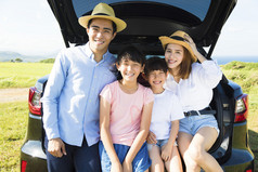 幸福的家庭享受道路旅行和夏季度假