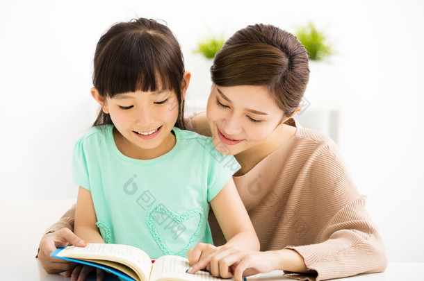 快乐的小女孩和她妈妈一起看书