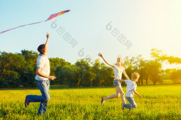 爸爸、 妈妈和儿子的孩子在夏天自然放风筝