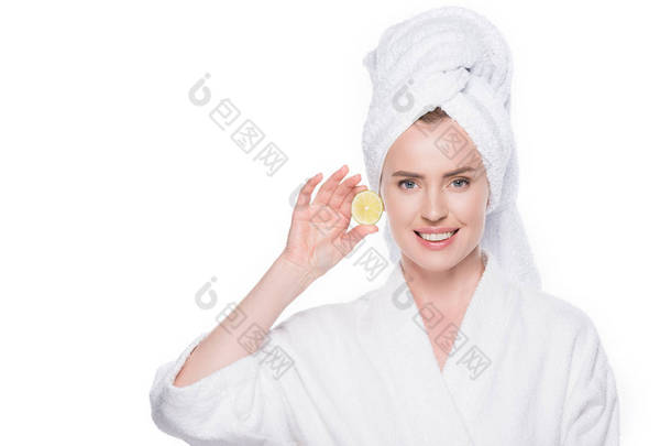 清洁皮肤的妇女手里拿着石灰在白色被隔绝