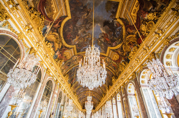 在巴黎，法郎的凡尔赛宫殿的豪华吊顶装饰