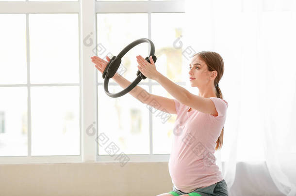在家中接受训练的体格魁梧的年轻孕妇