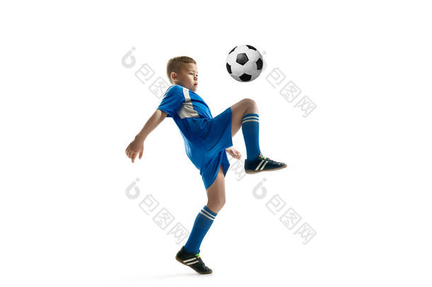 年轻的男孩做飞踢的<strong>足球</strong>球