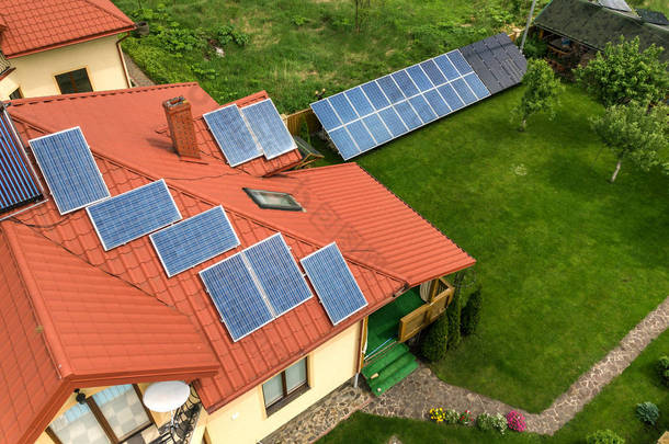 有太阳能电池板和壁炉架的<strong>新</strong>自治房屋的空中景观
