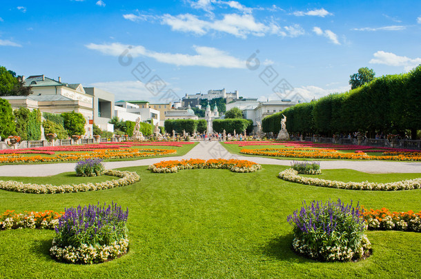 米拉贝尔花园与堡垒中的背景在萨尔茨堡，奥地利的萨尔斯堡要塞
