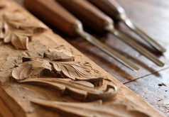 在旧的风化木制工作台上雕刻木匠木凿工具