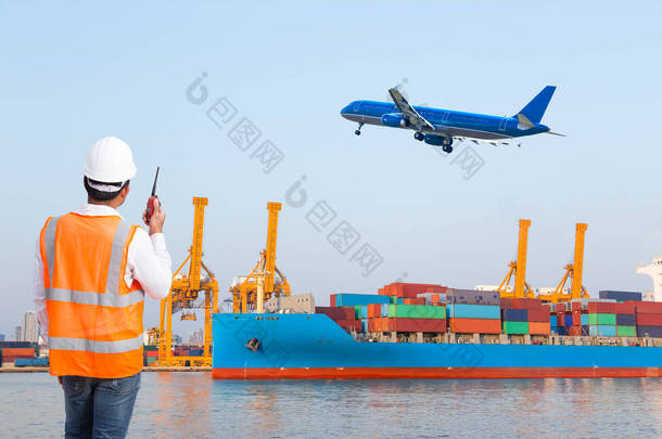 码头工人谈控制装载集装箱工业港对讲机